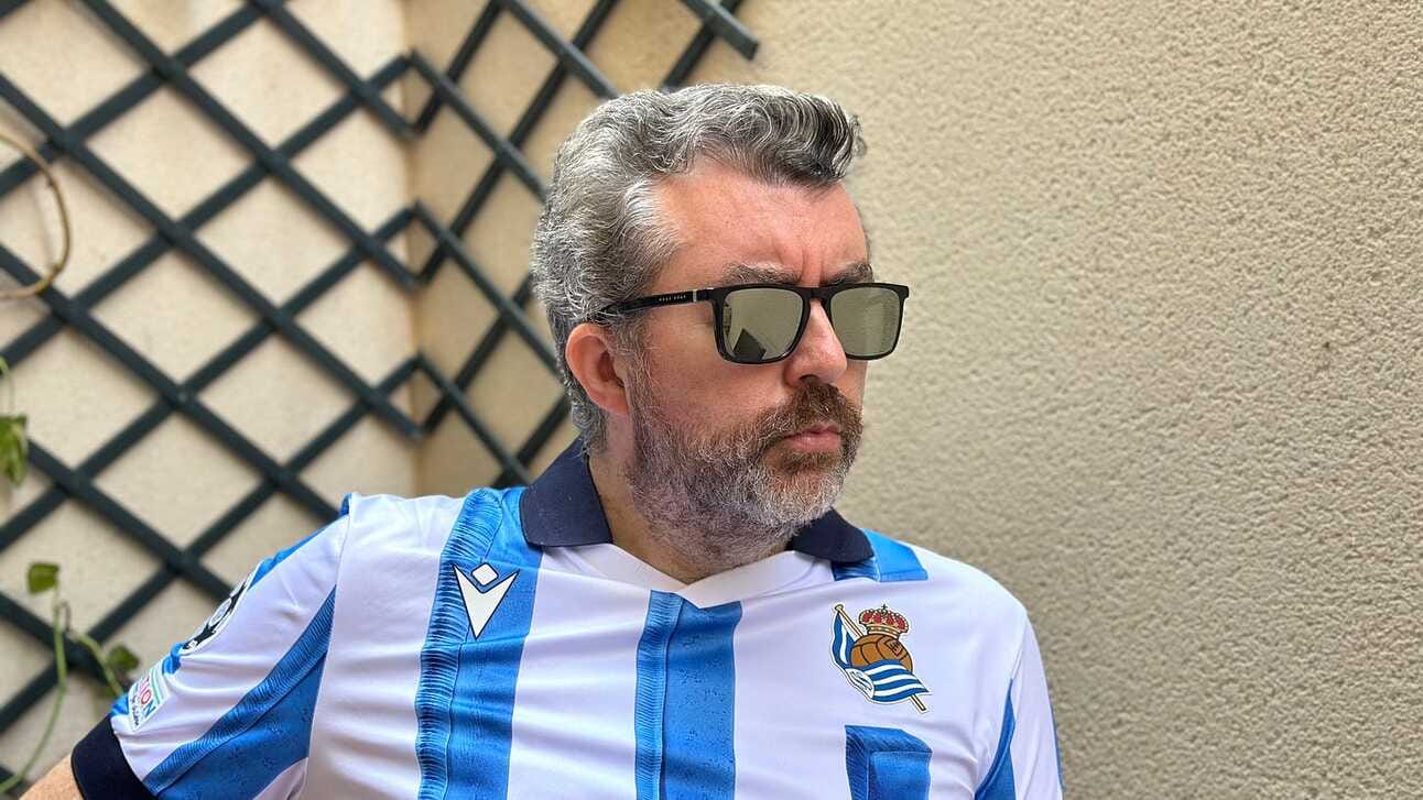 Una foto que muestra lo arrebatadamente bello que estoy con mis nuevas gafas y la camiseta de la Real Sociedad.